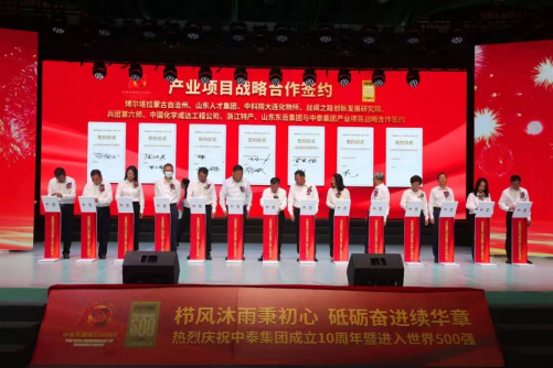 米乐m6体育网址:徐莉芝：白色套装演绎典雅新风尚精美之间流露性感知性神韵